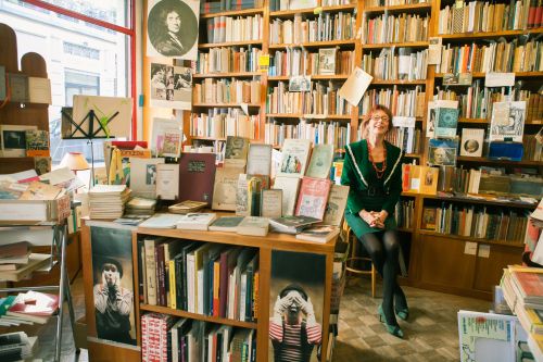 LIBRERIA DELLO SPETTACOLO, la libreria del Trovarobe (Via Terraggio 11, Cadorna)
Ricorda il dietro le quinte di un teatro: qui ogni forma di arte della scena trova una collocazione, su tutte cinema e teatro. Tra spartiti, cesti, manifesti cinematografici, maschere e locandine fanno capolino testi capisaldi e chicche da intenditori, come i copioni ormai introvabili. Cristina, la libraia il cui guardaroba sembra uscito da un catalogo di alta moda degli anni ’50, è capace di rispondere ad ogni richiesta e recuperare di tutto, anche quei testi teatrali non più pubblicati da anni.